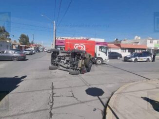 Omiten alto y chocan en calles de la colonia Revolución