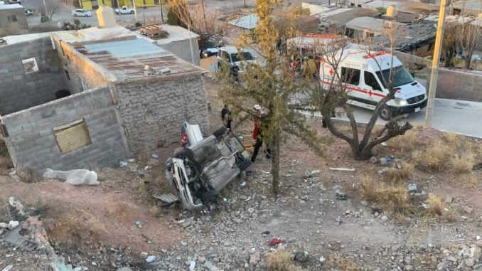 Mujer atrapada tras volcadura en barranco en la Prolongación 20 de Noviembre