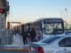 Protestan choferes del Bowí en palacio; servicio se reduce al mínimo