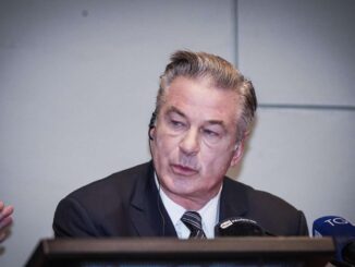 Familia de Halyna Hutchins critica la serie de Alec Baldwin y le exige declarar