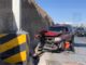 Conductor se impacta contra cerro y un poste en el Periférico de la Juventud
