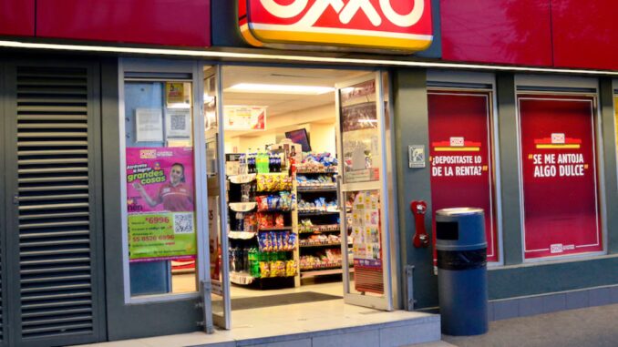 Rateros huyen con botín de frituras y helados tras robo en OXXO de Casa Colorada