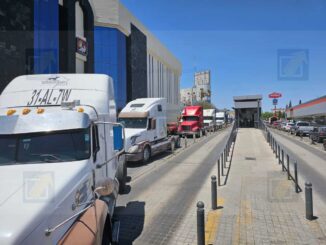 Transportistas extorsionados por federales protestan frente a la FGR en avenida Universidad
