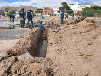 Fuga de agua colapsa circulación en avenida Carranza y deja sin servicio a vecinos del Centro