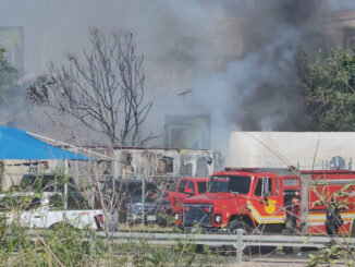 Fuerte incendio consume traila y alcanza almacén de madera en lote de autos de la colonia Campesina