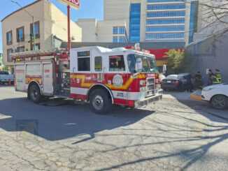 Vehículo se incendia en estacionamiento de tienda Oxxo en la colonia Centro