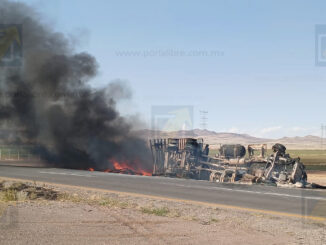 Vuelca e incinera tráiler en la carretera Chihuahua-Juárez; cierran carril por emergencia