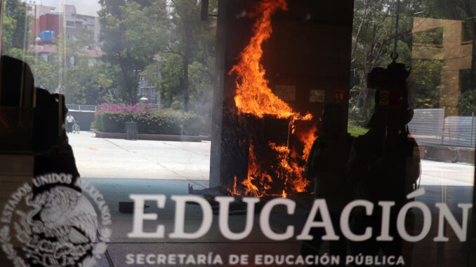Maestros de la CNTE dan portazo e irrumpen en sede de la SEP