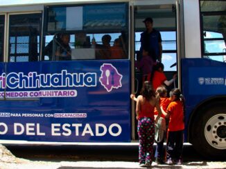 Lleva comedor móvil de NutriChihuahua platillos a alumnos de la primaria César Augusto Sandino