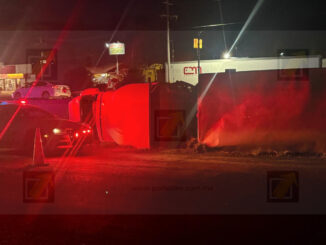 Tráiler vuelca en autopista Chihuahua-Juárez; conductor resulta con lesiones leves