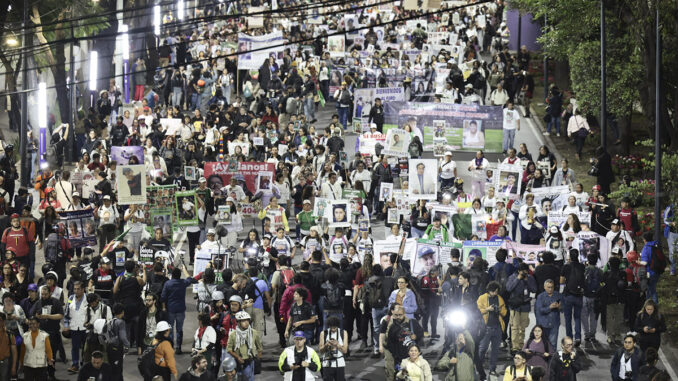 ¡Déjenos entrar!’: familias de desaparecidos marchan para visibilizar la crisis a horas del Mundial; son bloqueadas