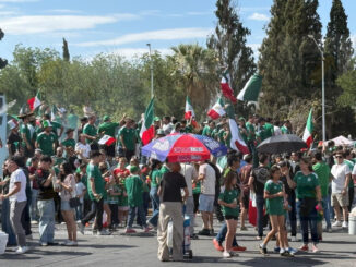 Capitalinos festejan el triunfo de México; se concentran en la glorieta de «Pancho Villa»
