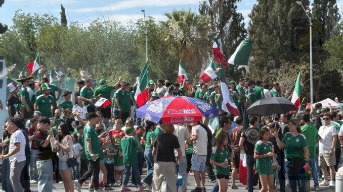 Capitalinos festejan el triunfo de México; se concentran en la glorieta de «Pancho Villa»