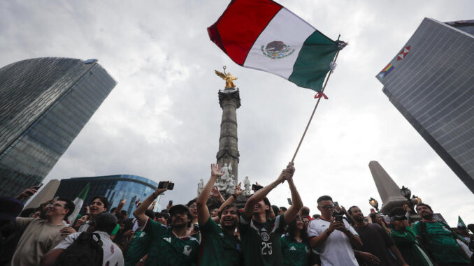 Lluvia, cánticos y banderas: así festejó CDMX el triunfo de México en el Mundial