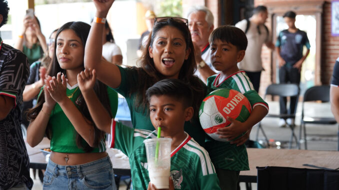 «Sufrimos juntos y ganamos juntos»: la afición mexicana desata la fiesta en Los Ángeles