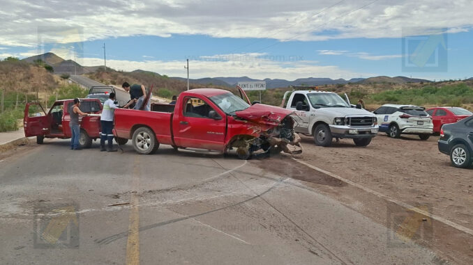 Choque frontal entre pickups deja a una mujer y un menor lesionados cerca de El Fresno