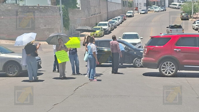 Vecinos de Cumbres III bloquean avenida Colegio para exigir solución a conflicto con Desarrollo Urbano