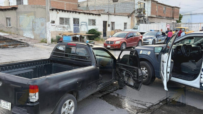 Choque entre patrulla municipal y un particular deja dos lesionadas