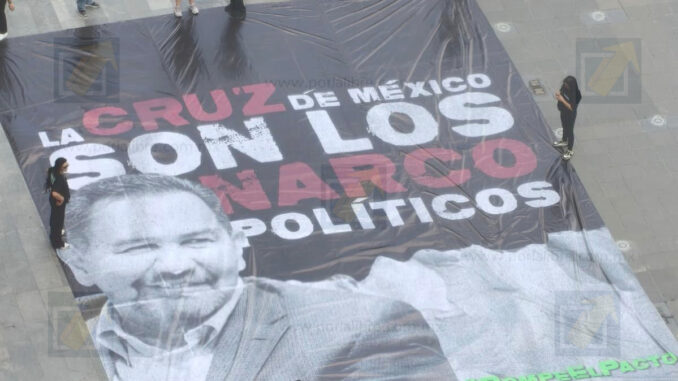 Despliegan lona gigante con mensaje señalando a Cruz Pérez en la Plaza de Armas