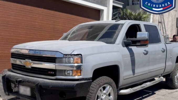 Asegura AEI pick up robada en Cuauhtémoc, cuando hacían cambio de propietario en Recaudación de Rentas de Parral