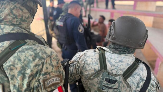 Rescatan  a tres personas en Coyame del Sotol