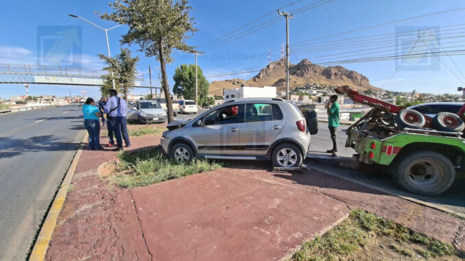 Conductora pierde el control y termina impactada contra un árbol en avenida Pacheco