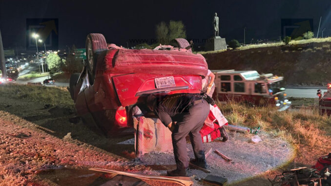 Espectacular choque y volcadura en la Silvestre Terrazas deja a un conductor atrapado