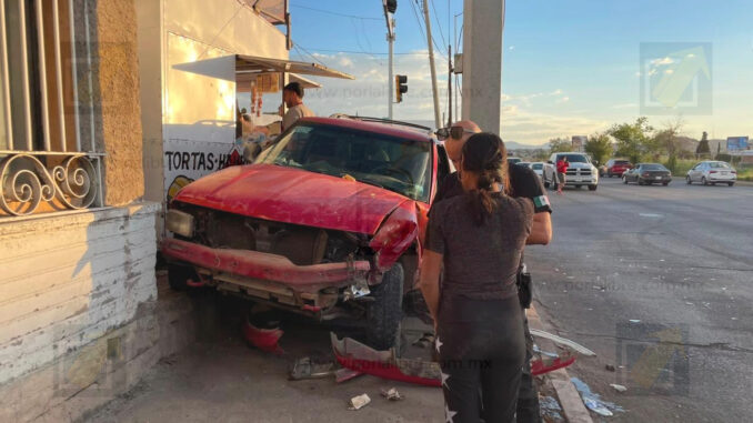 Fuerte choque en la vialidad ChP deja daños materiales en un puesto y vehículos
