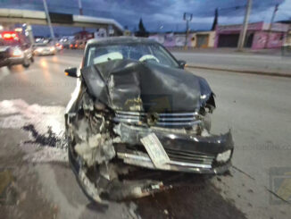 Conductor pierde el control y choca contra muro de contención en la avenida Tecnológico