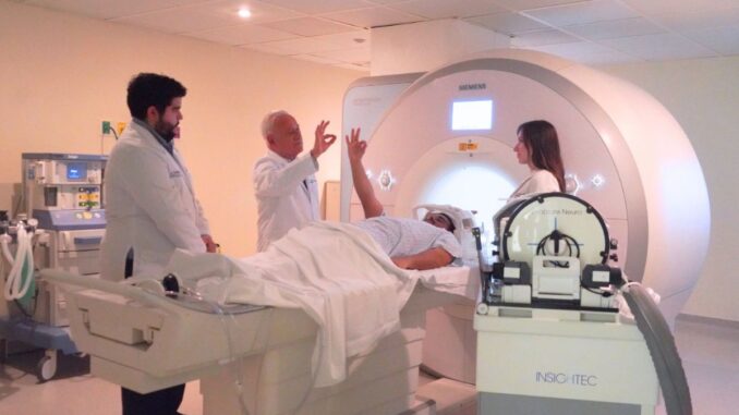 Llega a México el primer tratamiento sin cirugía para el Parkinson
