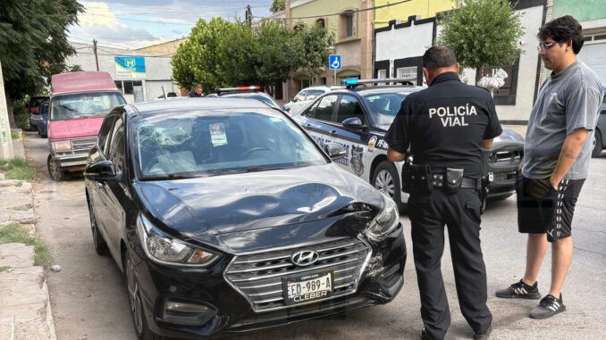 Ebrio derriba poste de CFE tras choque y huye del lugar