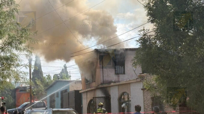 Voraz incendio consume vivienda de dos pisos en la colonia Rosario