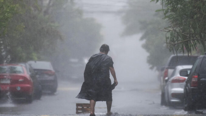 Lluvias y vientos fuertes mantendrán riesgos de inundaciones, deslaves y oleaje elevado