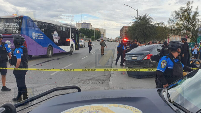 Mujer se pasa en rojo y choca de frente contra Bowí en la Venustiano Carranza;  queda atrapada