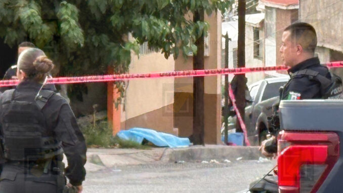 Muere hombre tras agredir a vecinos y enfrentar a policías en la colonia Saucito