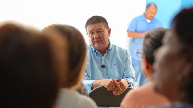 César Jáuregui escucha de primera mano las necesidades de vecinos de la colonia Zootecnia