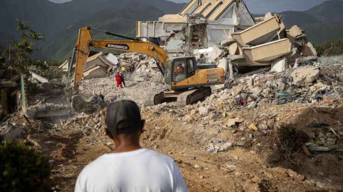 Rescatistas internacionales dejan Venezuela; continúa recuperación de cuerpos