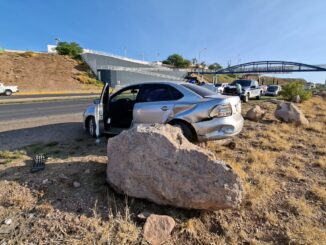 Conductora pierde el control y destroza su vehículo tras salirse de la carretera Aldama–Chihuahua