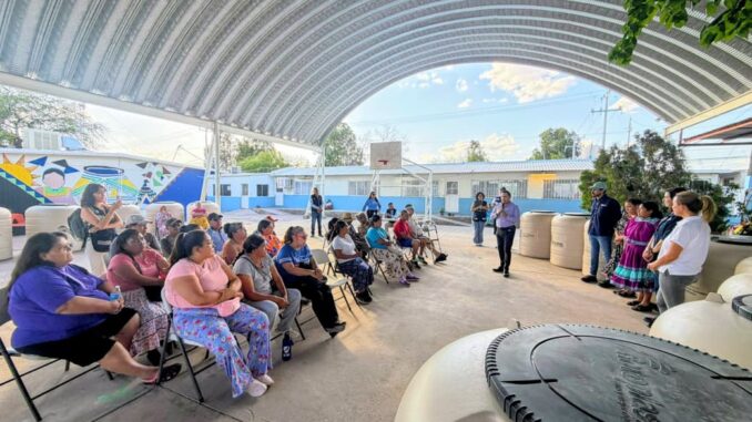 Entrega JMAS Chihuahua tinacos a comunidades indígenas de las colonias Tarahumara y Porvenir II