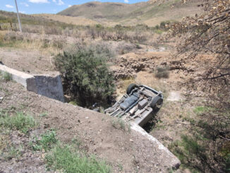 Conductora sale del camino y cae en arroyo seco de las Curvas del Perico