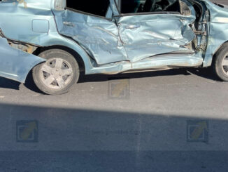 Choca urbano contra conductora en la avenida Zarco; se le atravesó