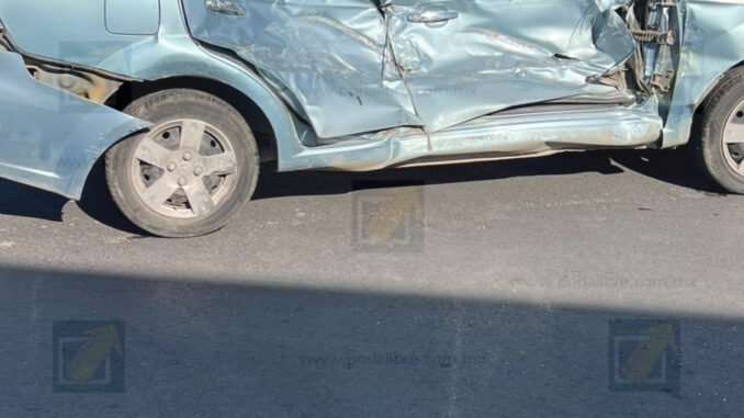 Choca urbano contra conductora en la avenida Zarco; se le atravesó