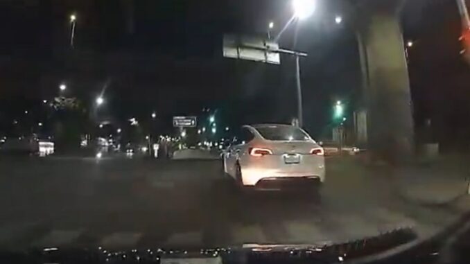 Motociclista muere tras chocar contra Tesla; se pasó el semáforo