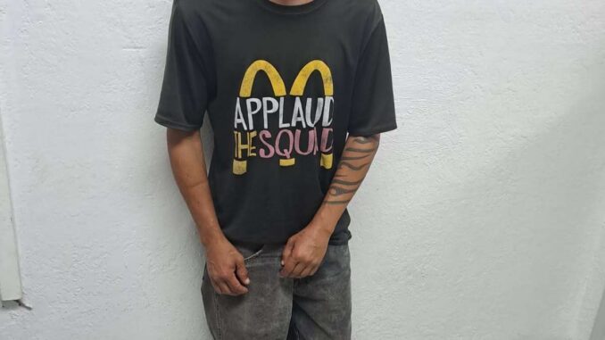 Piden apoyo para localizar a familia de hombre extraviado