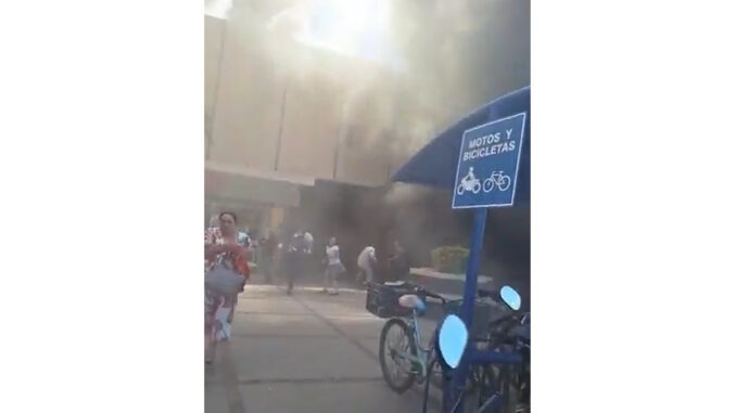 Fuerte incendio en plaza de Los Mochis deja al menos 10 muertos