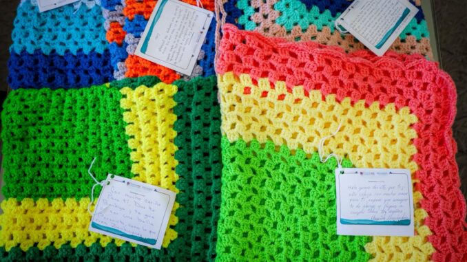 Tejen abuelitos del DIF Municipal cobijas de apoyo para niños en proceso de recuperación
