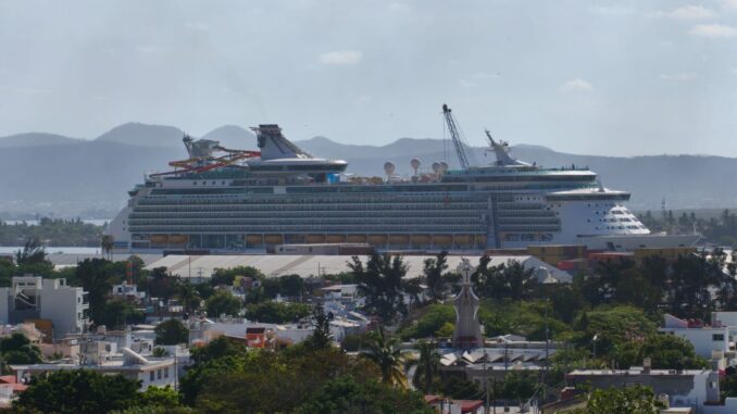 Arriba a Mazatlán el ‘Navigator of the Seas’ con más de 3 mil 700 turistas