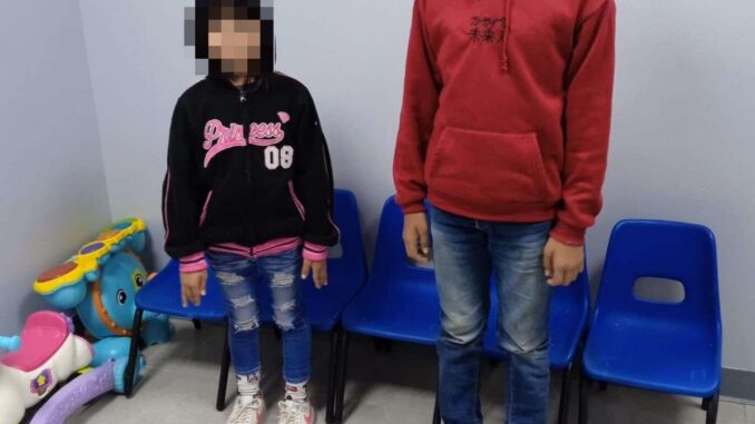 Piden apoyo para encontrar a familia de dos niños extraviados