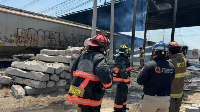 Al menos dos muertos tras choque entre un camión de gas y un tren en Querétaro