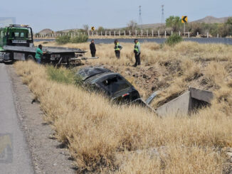 Pareja resulta ilesa al volcar dentro de un canal en la autopista Chihuahua-Delicias